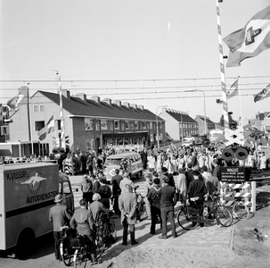 856291 Afbeelding van de feestelijke ingebruikstelling van de 250ste met Automatische Halve Overwegbomen (A.H.O.B.) ...